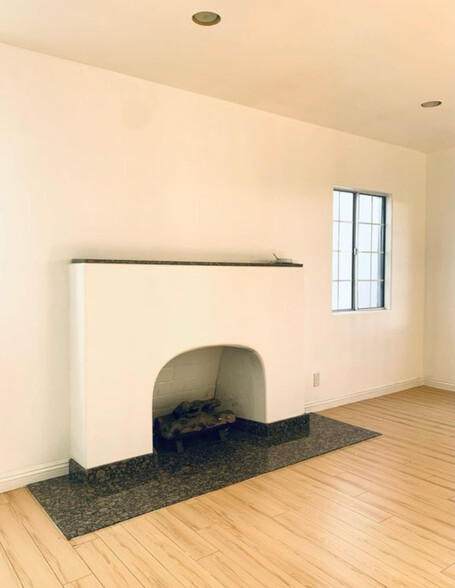 Building Photo - 1182 N Kingsley Dr