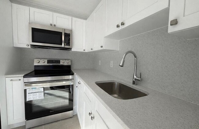 Building Photo - 736 Neil Rd