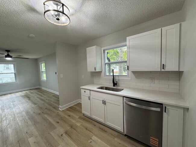 Building Photo - Charming Newly Renovated Home in Greensbor...