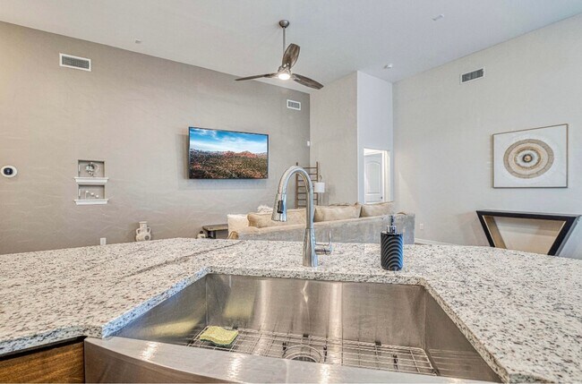 Building Photo - Eastside area for Short or Long Term Rental(Completely Furnished) Beautiful 4 bed/2 baths