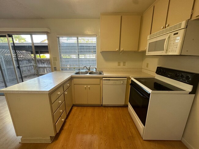 Building Photo - Three Bedroom Townhome Near River Access