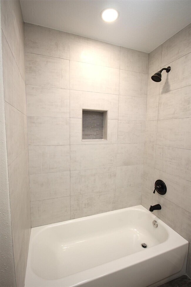 Building Photo - 805 Willow Creek Dr