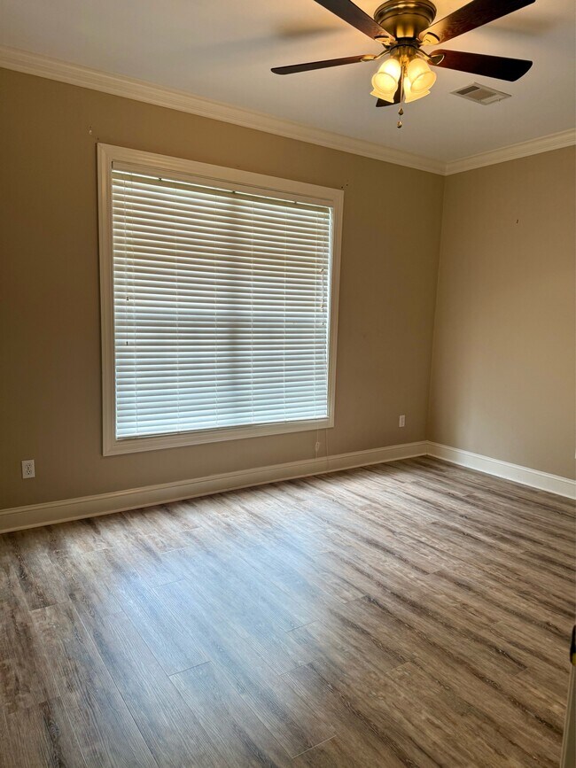 Building Photo - 364 Spring Hill Dr