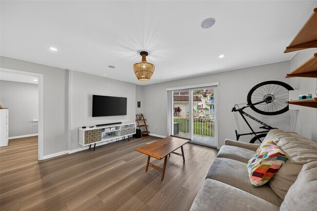 Building Photo - 700 SE 2nd Ave