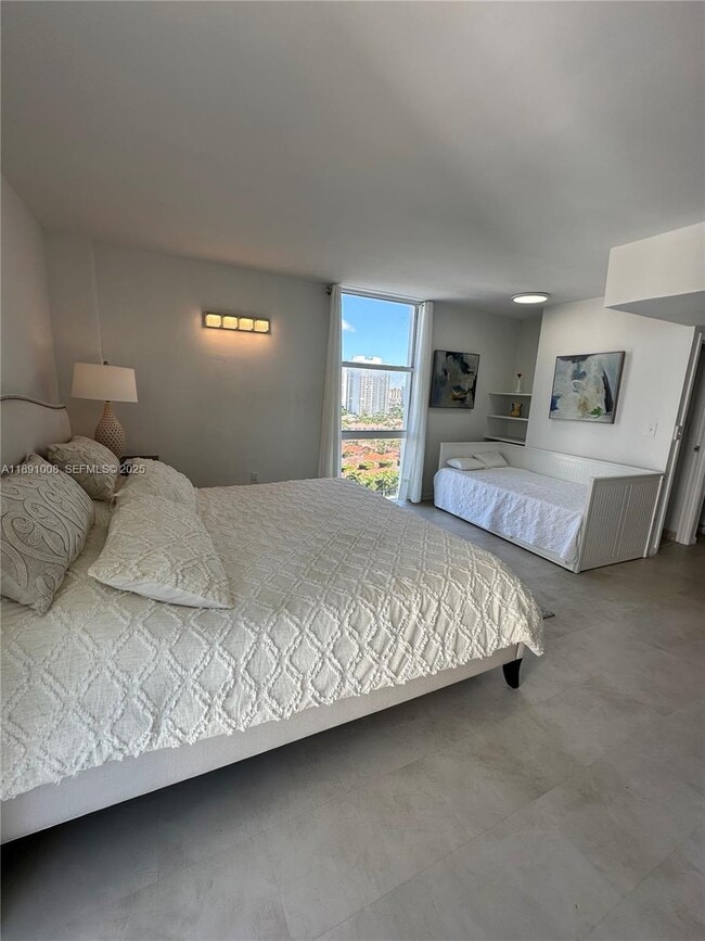 Building Photo - 3675 N Country Club Dr