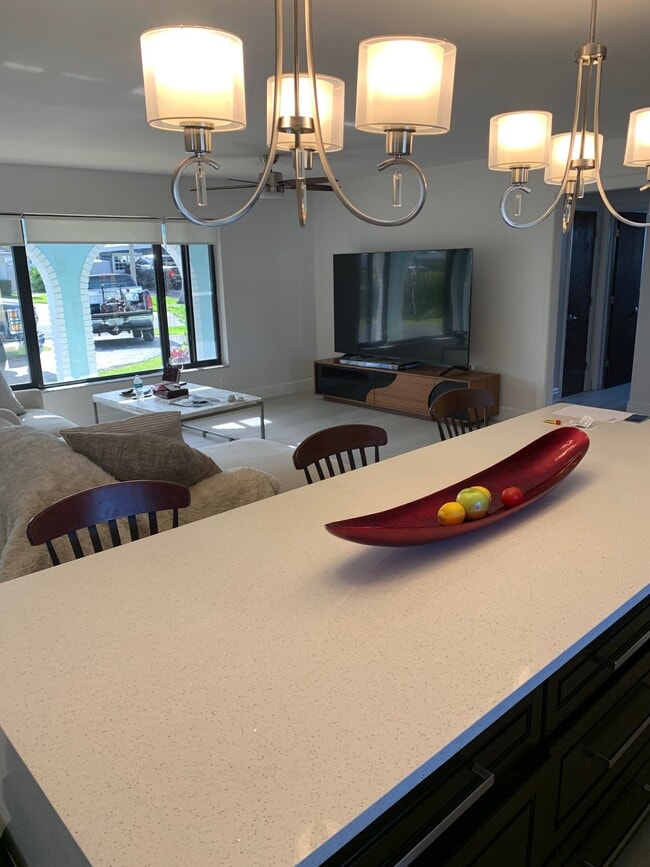 Building Photo - 381 SE 16th Ave