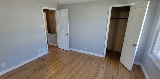 Building Photo - 2 Bed, 1 bath townhome for rent in Waterlo...