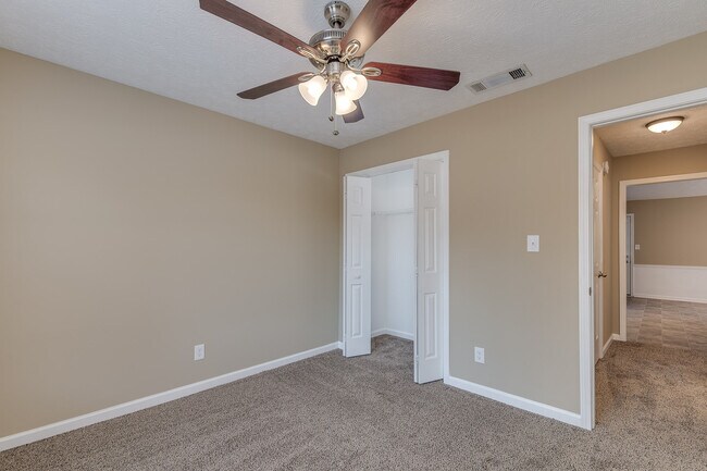 Building Photo - Cute Ranch Beauty in Covington, Fenced Back yard: Granite counter tops