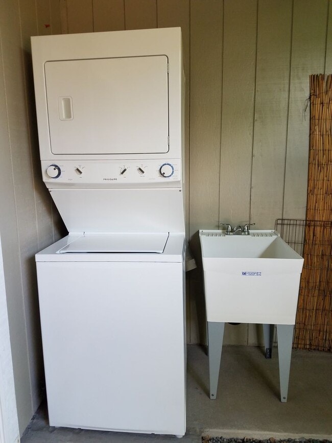 Building Photo - 2 Bed 1 Bath in Beautiful Kailua