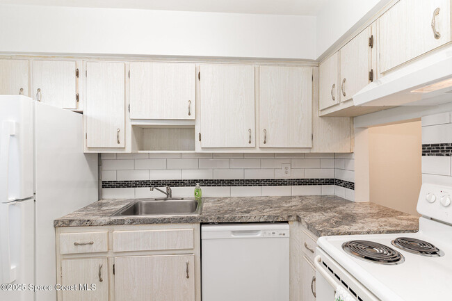 Building Photo - 204 Seminole Ave W