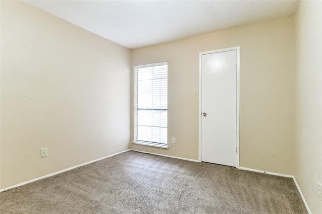 Building Photo - 5514 Edgebrook Forest Dr