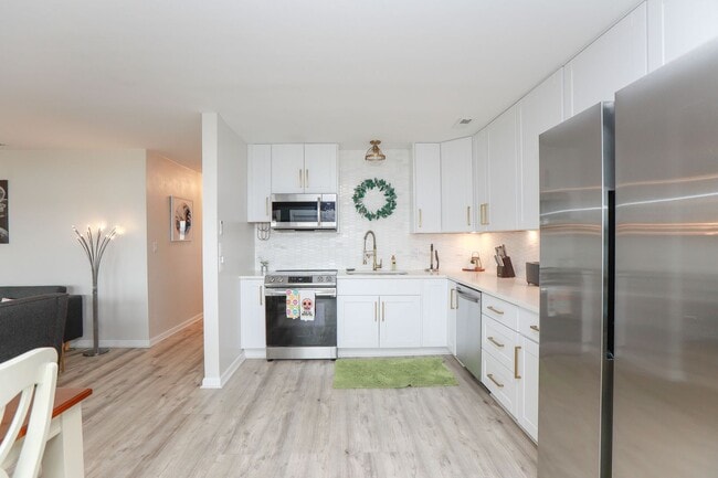 Building Photo - Pretty Lake Furnished Unit 2/1.5 Views! Vi...