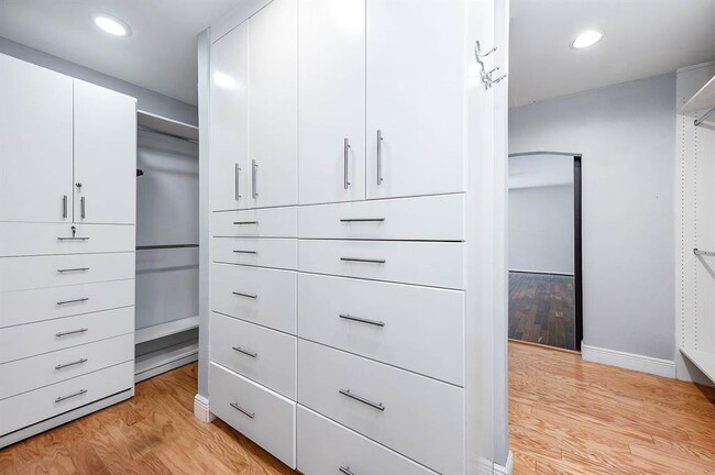 Building Photo - 6825 Bellgreen Dr