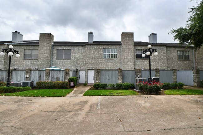 Building Photo - 382 Wilcrest Dr