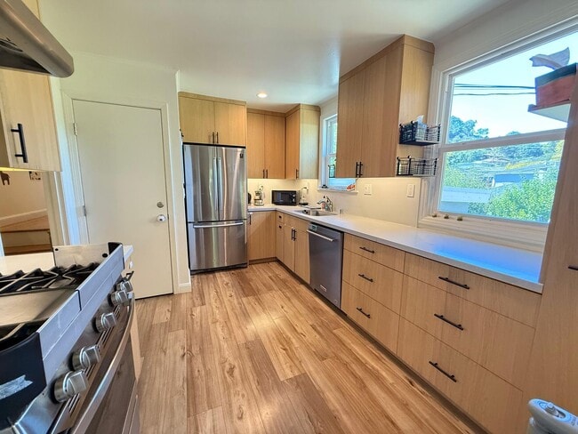 Building Photo - Spacious 5BD/2BA Home in San Carlos with S...