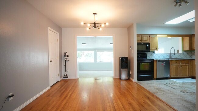 Building Photo - 303 Quebec St