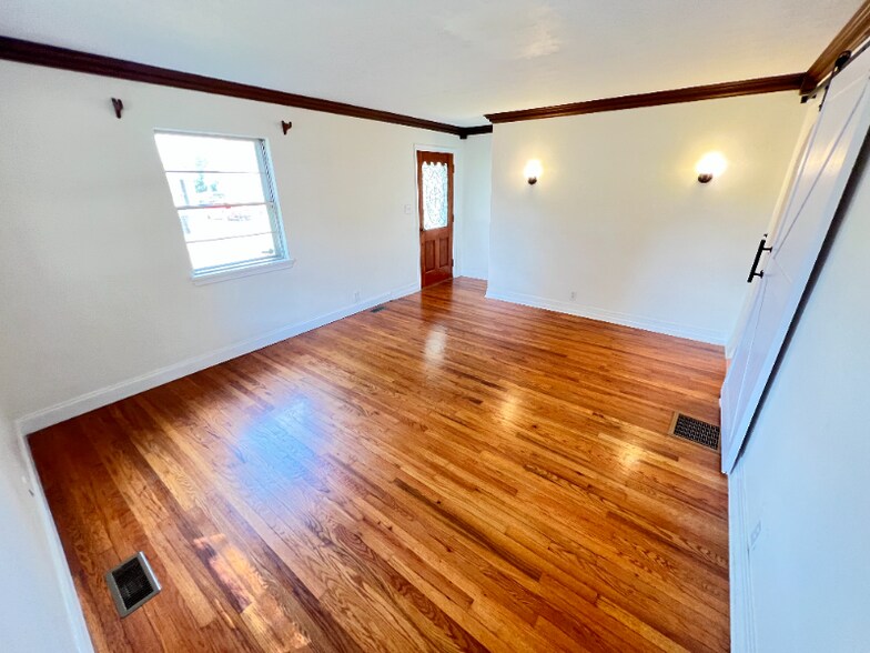 Building Photo - 15 Mann Ct
