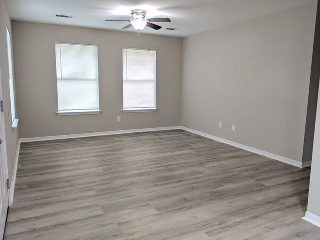 Building Photo - August 2026 Move In! Remodeled 3 Bed, 2 Ba...