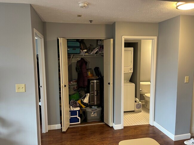 Building Photo - 111 deKoven Drive