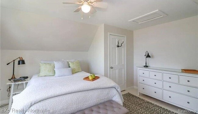 Building Photo - 212 S Pontiac Trail