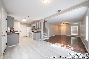 Building Photo - 423 Golden Walk