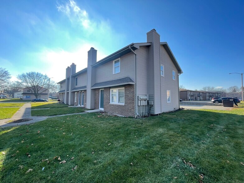 Primary Photo - 827 W Hillcrest Dr