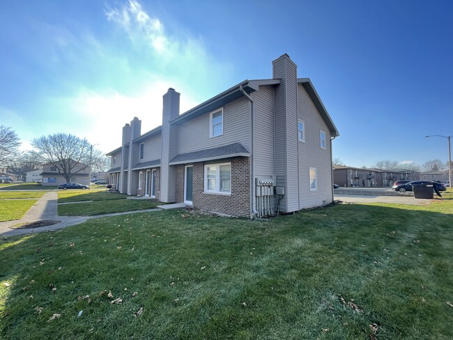 Building Photo - 827 W Hillcrest Dr