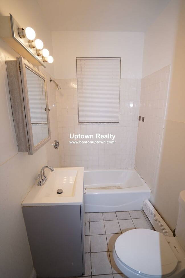 Building Photo - Spacious 2 Bed Right In The Heart Of Allston!