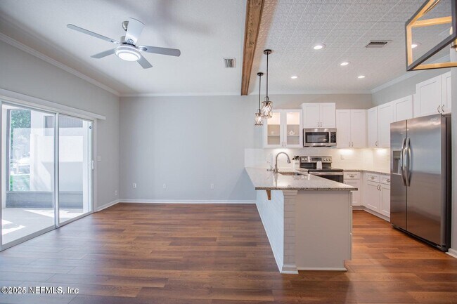 Building Photo - 721 Crystal Way