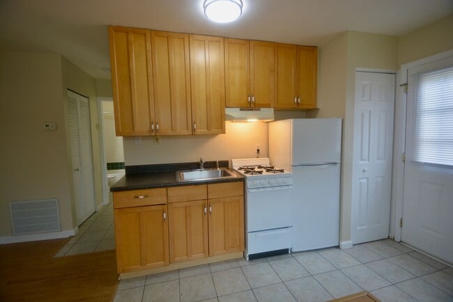 Building Photo - Great - 1 BEDROOM - Bright Open Floor Plan !!