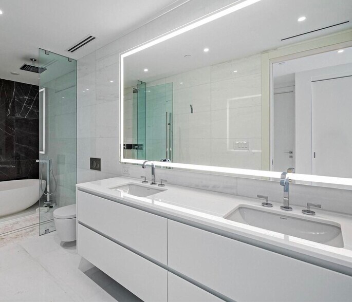 Building Photo - 300 Biscayne Boulevard Way