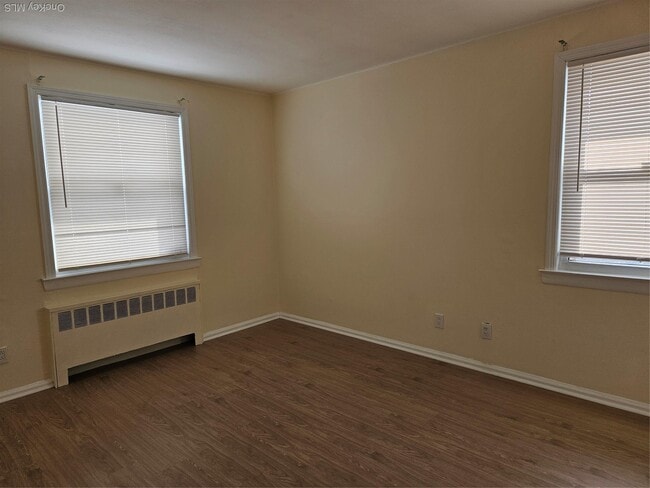 Building Photo - 102 Birchwood Park Dr