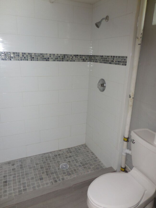 Building Photo - Gorgeous Two Bedroom/Two Full Bath Renovated Home In Kettering w/Full Finished Basement