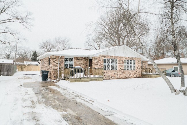 Building Photo - 2142 Woodlawn St