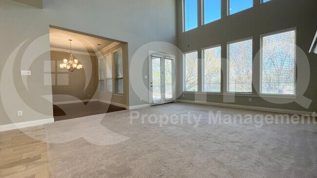 Building Photo - 7005 Golf Club Dr