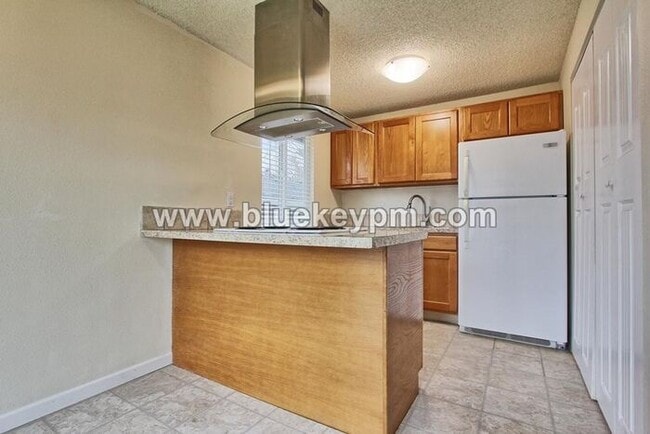 Building Photo - 2 Bed, 1 Bath Duplex in Lincoln Neighborhood