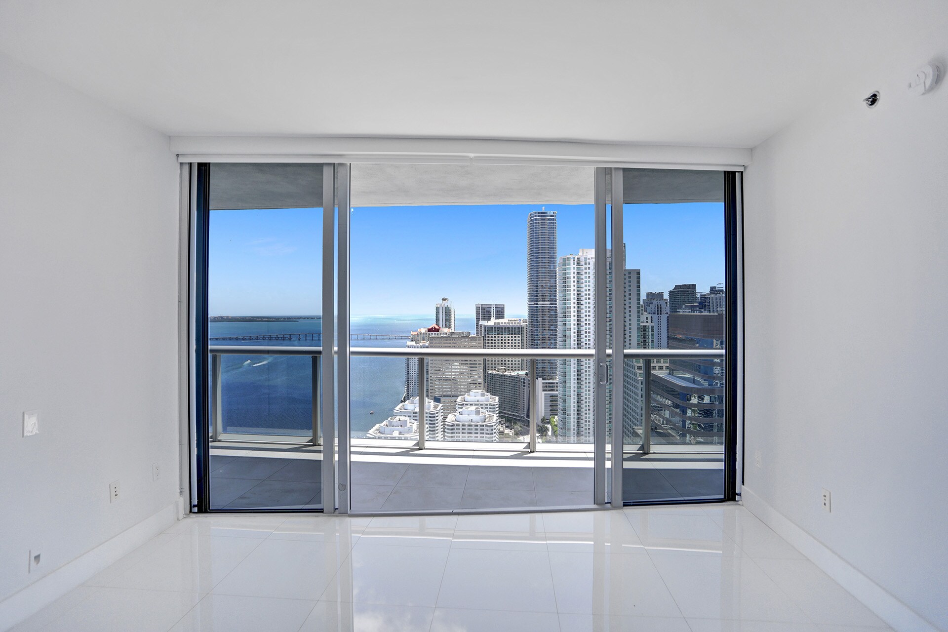 Building Photo - 495 Brickell Ave