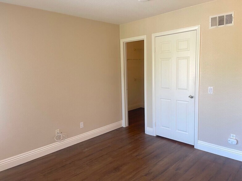 Building Photo - 2400 Del Mar Way