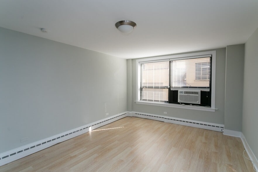 Building Photo - 450 W Wellington Ave