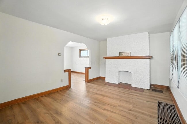 Building Photo - 825 S Terrace Ave