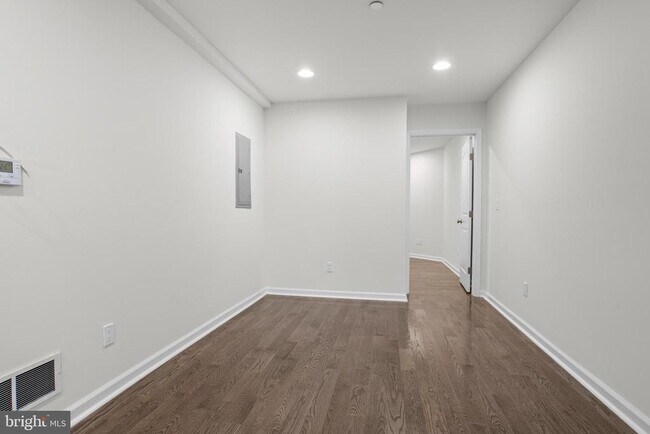 Building Photo - 819 11th Ave