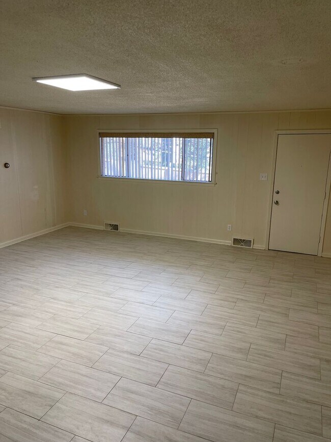 Building Photo - Wonderful 4 bed 3 bath home in East Memphis