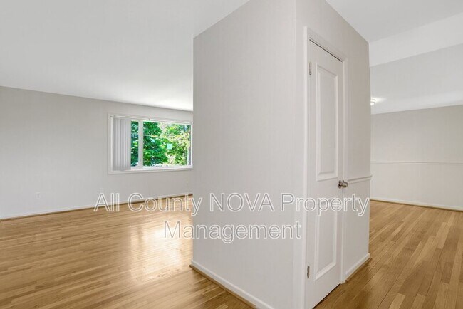 Building Photo - 3353 Ardley Ct