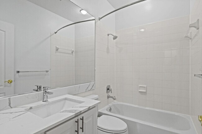 Building Photo - 354 Jacaranda Dr