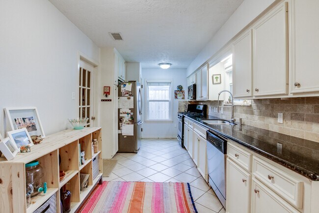 Building Photo - 1014 Nashua St