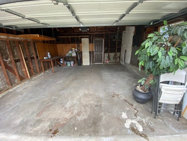 Garage two car - 14421 Kingsdale Ave