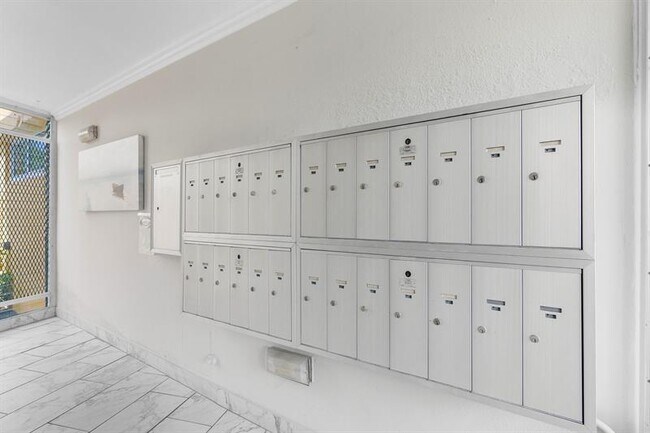 Building Photo - 2400 NE 9th St