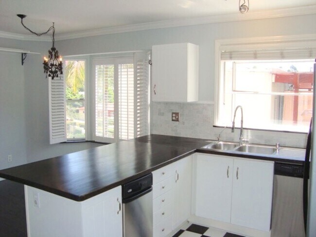 Building Photo - STUNNING TOWNHOME 2 BED 2.5 BATH 2 CAR GARAGE NORTH PARK/HILLCRES