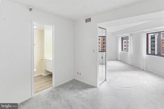 Building Photo - 900 N Stafford St