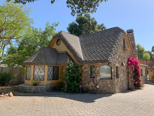 Building Photo - 2 Bedroom Country Home in Hollister